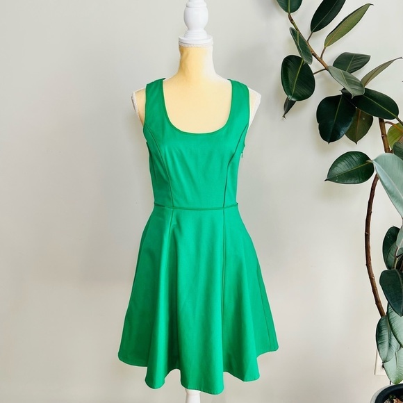 Jessica Simpson fit and flare Kelly green lace back dress - Picture 2 of 10